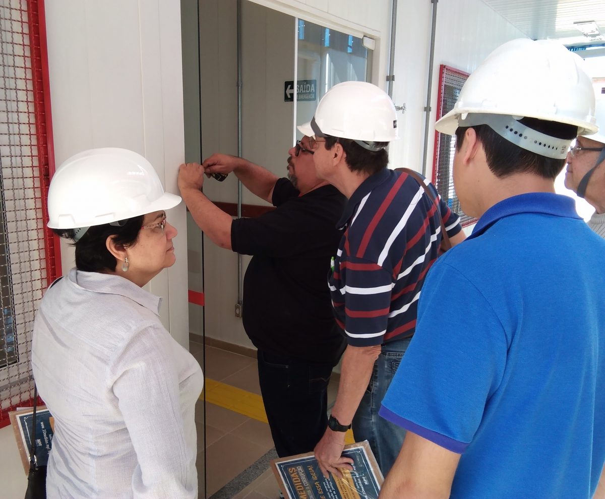 Equipe do projeto Obra Transparente vistoria obras de creches em Taubaté (SP)